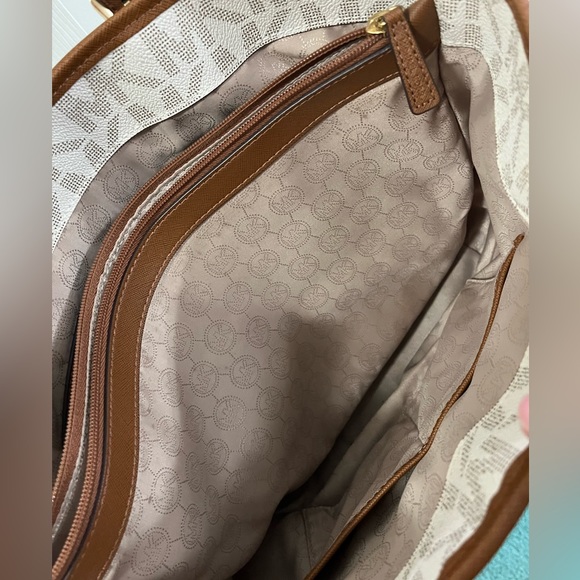 Michael Kors authentic tote - Picture 3 of 10